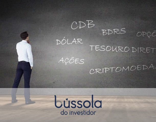 Homem em frente a um quadro com opções de onde investir em 2022