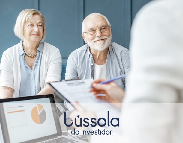 Casal de idosos conversando sobre investimentos para aposentadoria