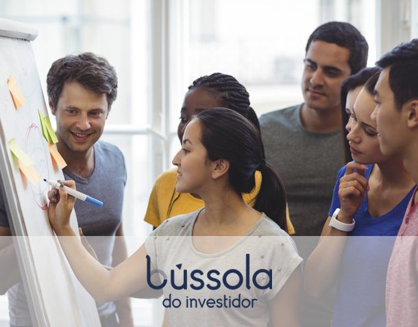 Pessoas aprendendo como estabelecer metas financeiras