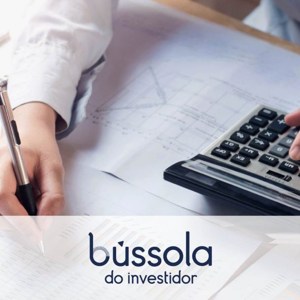 Homem tentando quitar as dívidas somando na Calculadora